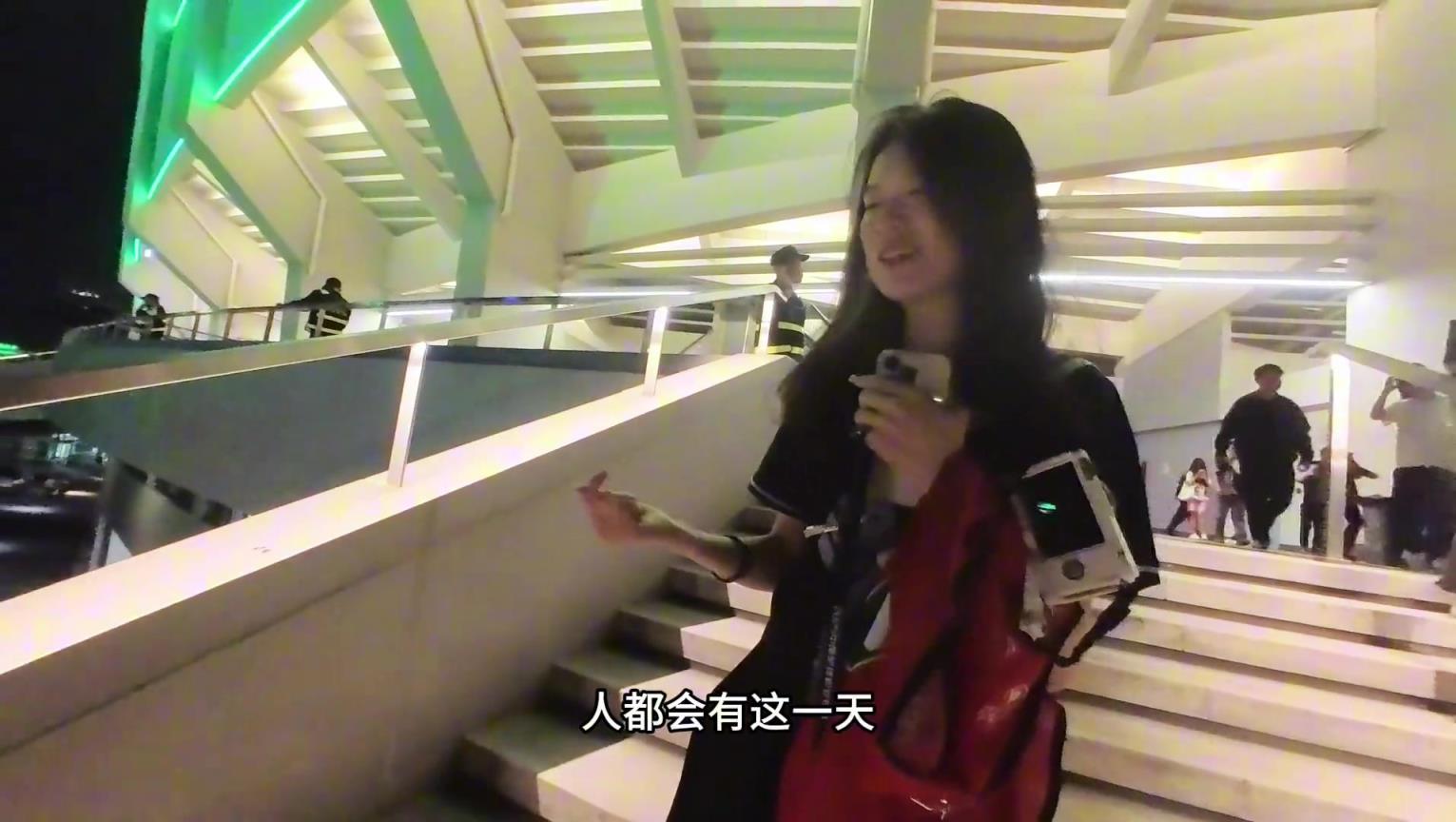 浙江美女球迷为布彭扎落泪…前几天还看见他给王钰栋助攻