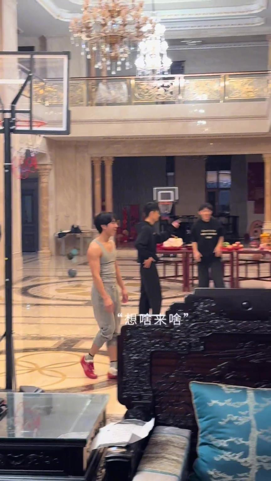 能在院子打球已经是人中龙凤，没想到还有在客厅打球的
