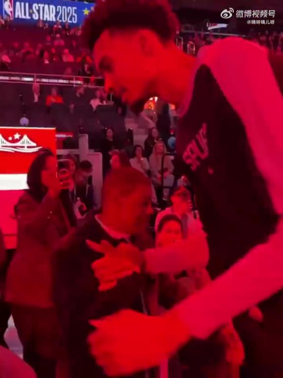 身高差距64cm！1米6的前NBA球员博格斯与2米24的文班亚马握手