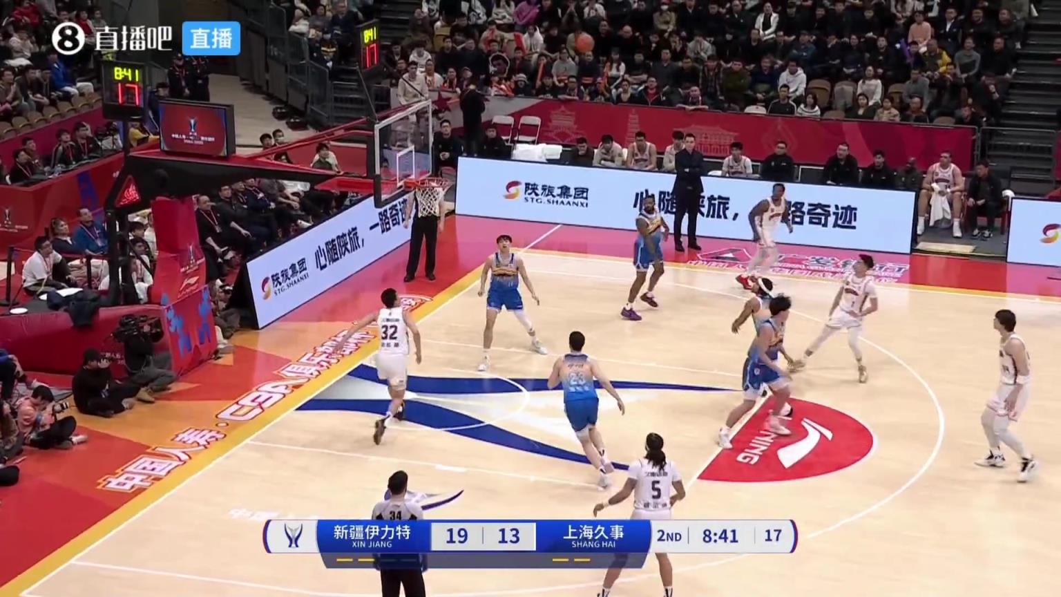 动作真帅啊！李添荣晃过对手，飘逸的大跳投命中！