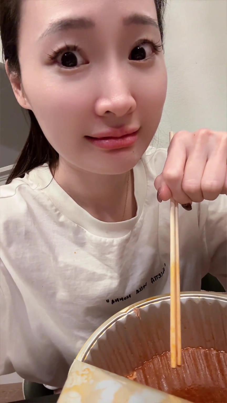 同款懵逼脸！美女记者孟超：吃个夜宵工夫 浓眉和77互换了