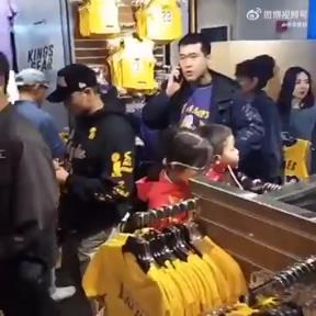 真是卖爆了！湖人商店大量球迷排队购买东契奇球衣，店员加急制作