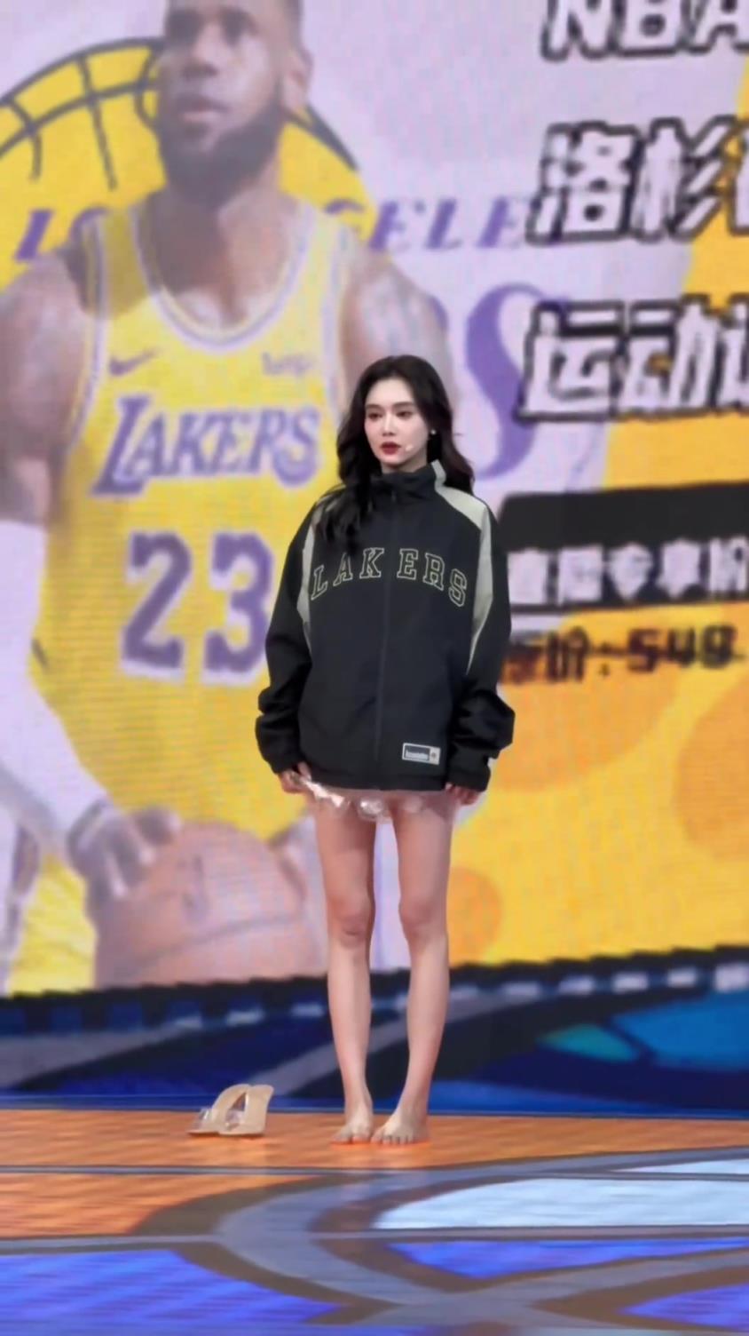美娜上班脱鞋发呆：什么情况还得看情况