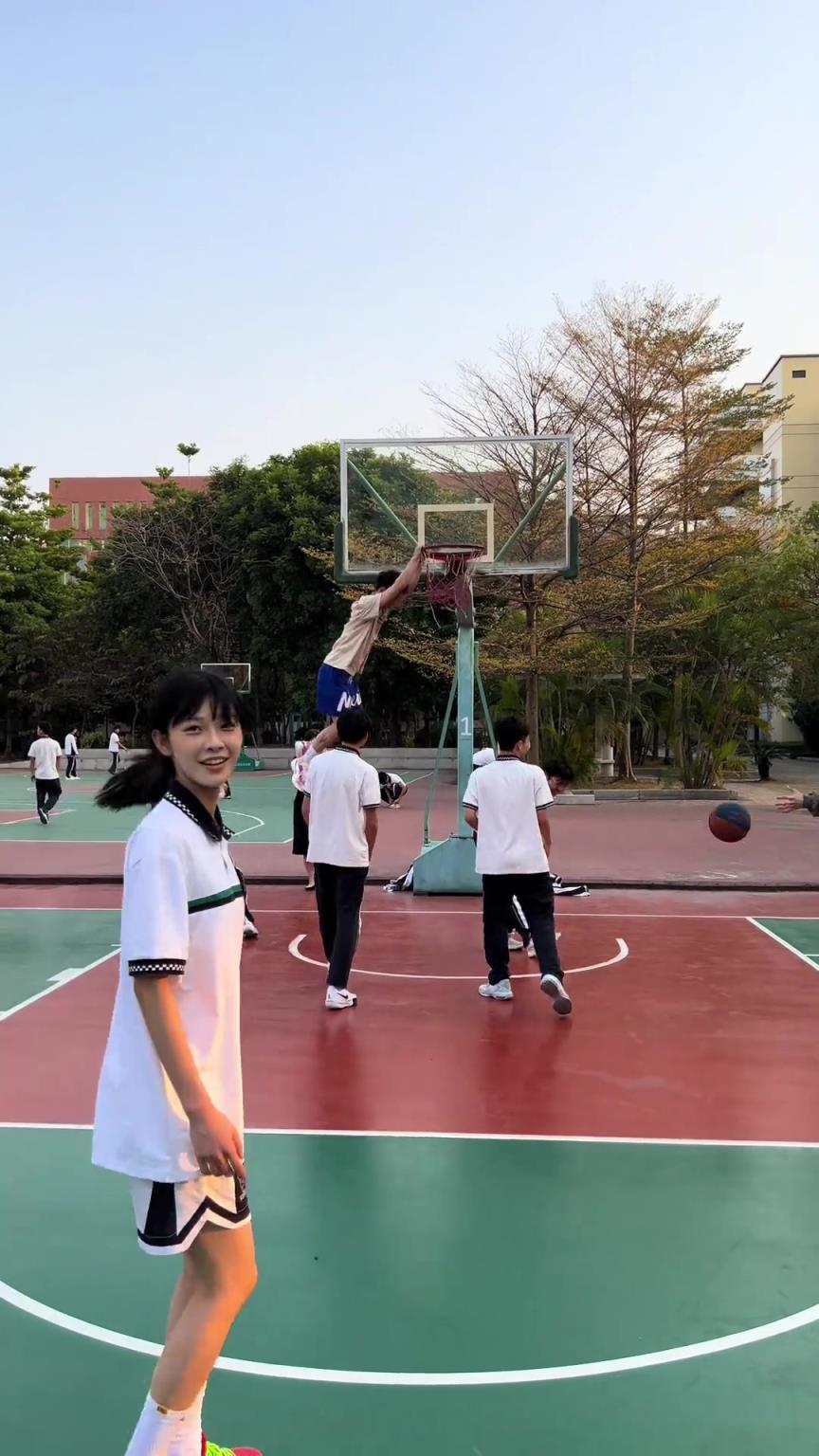 就凭这一扣，他已经获得了本校优先择偶权