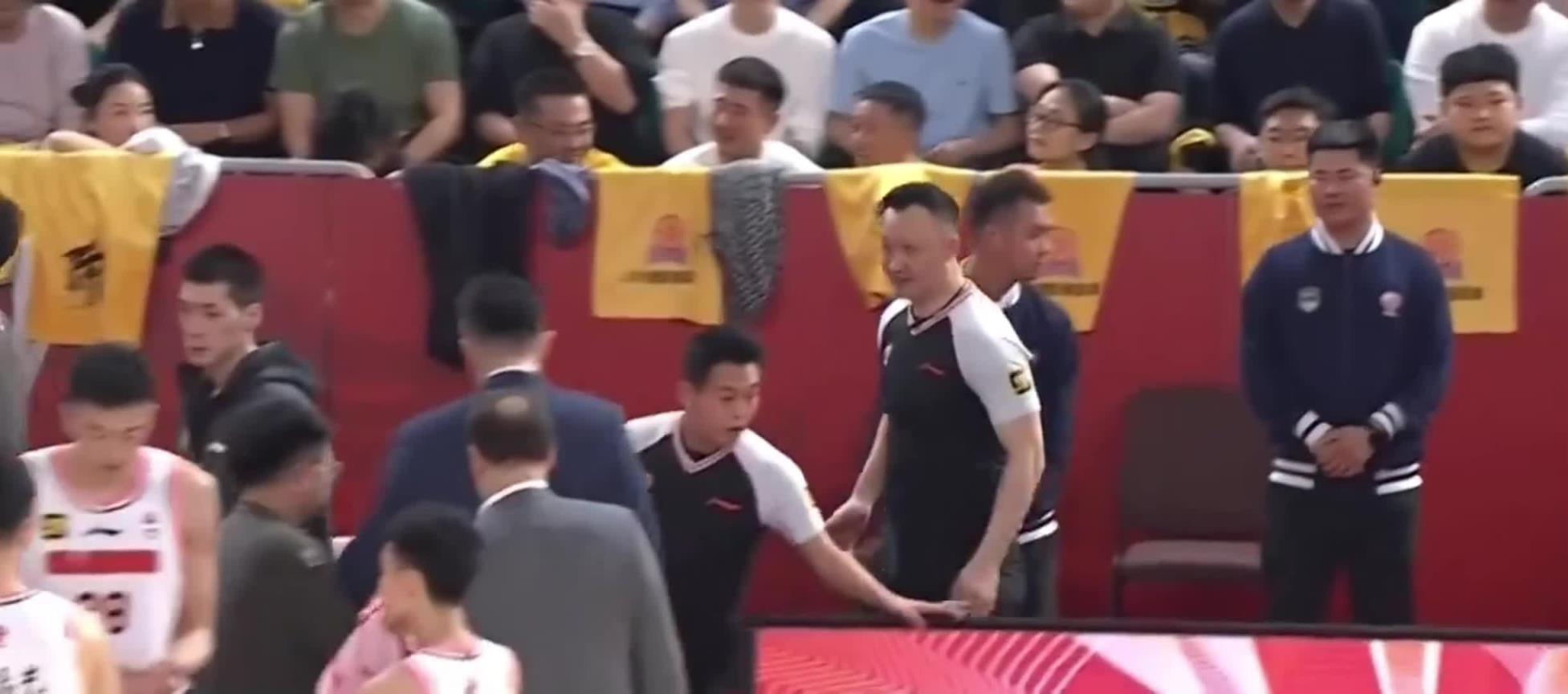 被联盟罚款2万！杜锋上场怒喷主裁判：CTMD，对面拉人你不判
