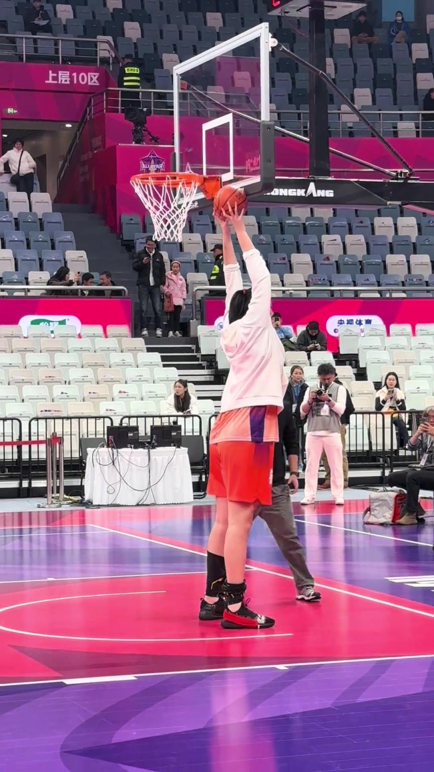 2米24张子宇全明星赛前热身伸手就够到篮板下沿
