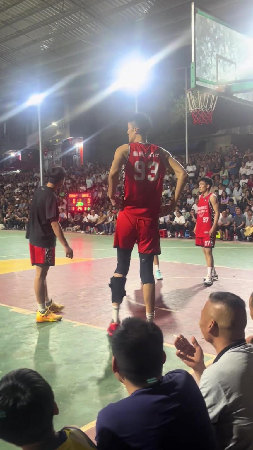前CBA2米26中锋朱传宇打野球 这不是纯纯降维打击吗