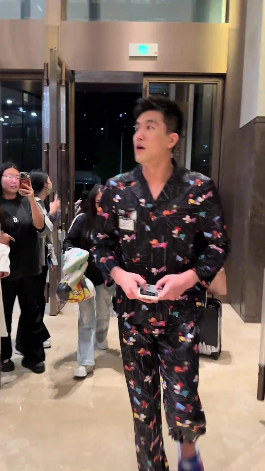 郭艾伦参加综艺节目录制 怎么还穿上睡衣了呢