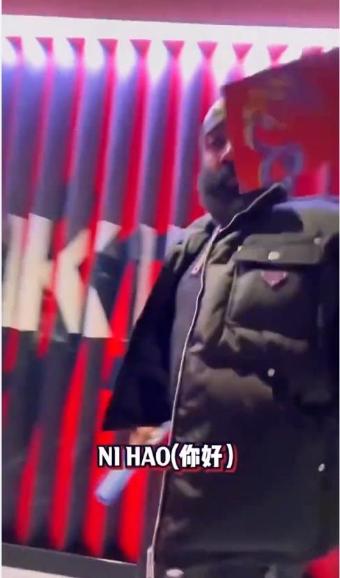 爱了！祝快船球员蛇年快乐，登哥秒懂并用中文回了句“你好”
