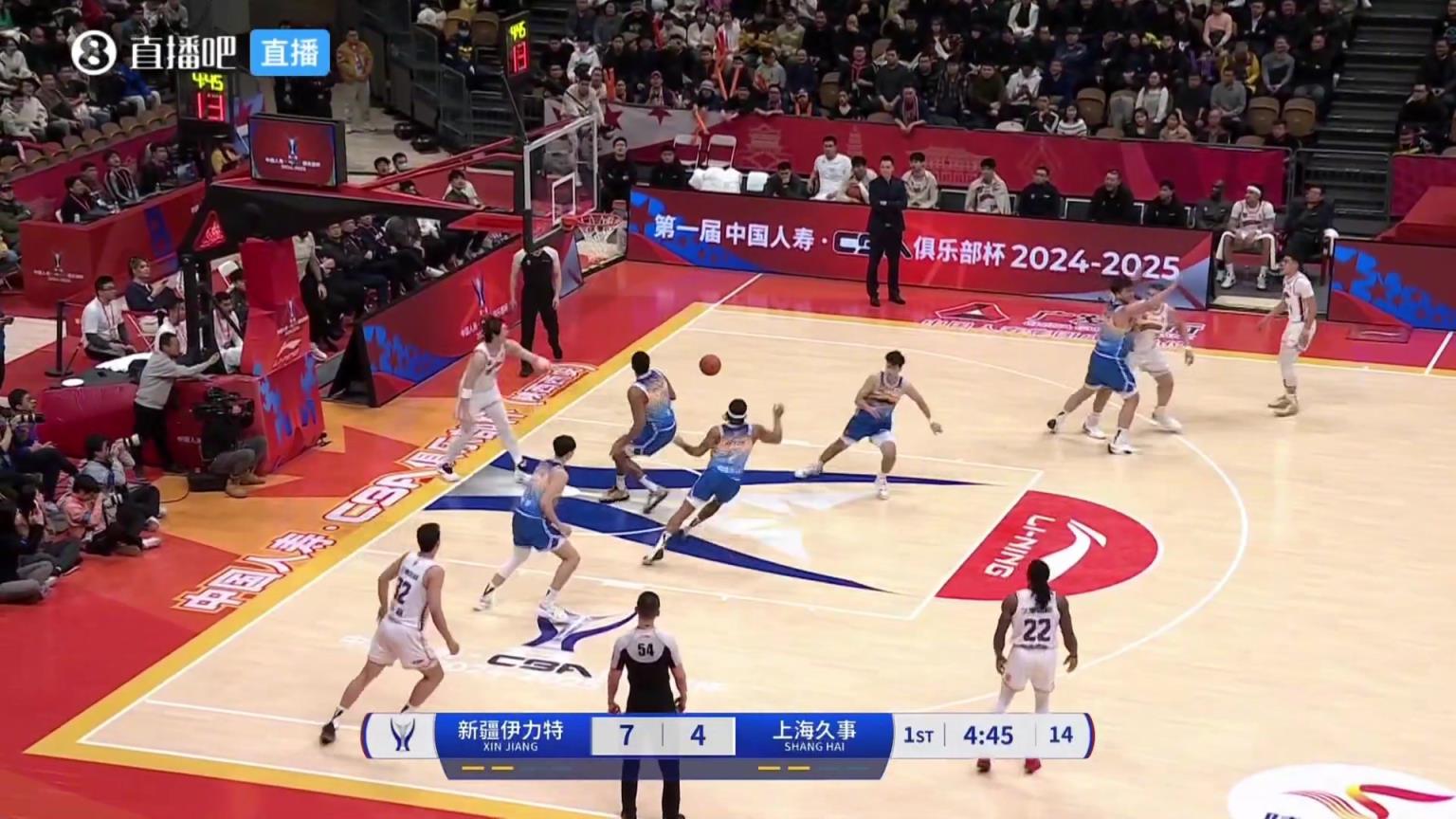 疑似背后推人犯规未吹？王哲林突入禁区无人防守，居然出现离奇失误！