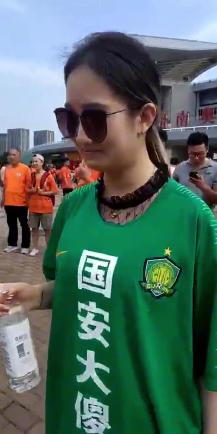啊这...昔日女球迷穿：国安是xx球衣，在鲁能球迷群亮相