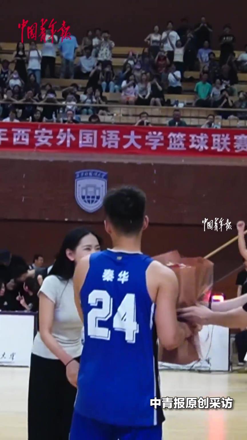 颜值高的嘞！男生在赢得篮球赛冠军后向女友送上惊喜求婚