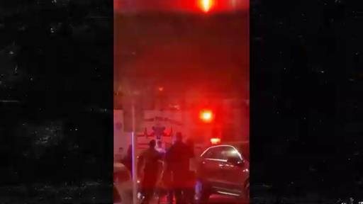 波波维奇在餐馆突然晕倒 被担架抬上救护车
