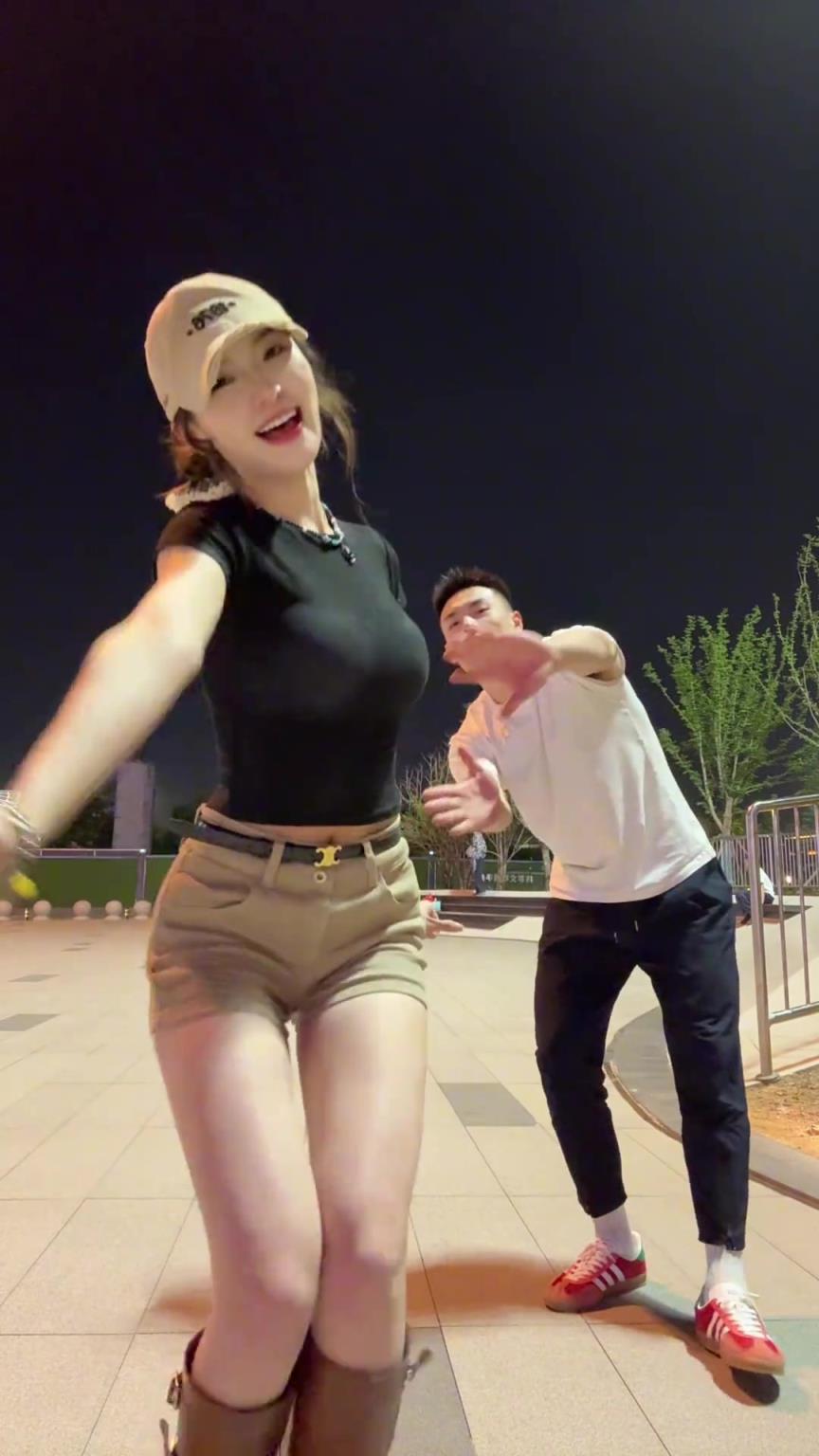 爱了！和孟博龙一起跳舞的小姐姐身材太棒了
