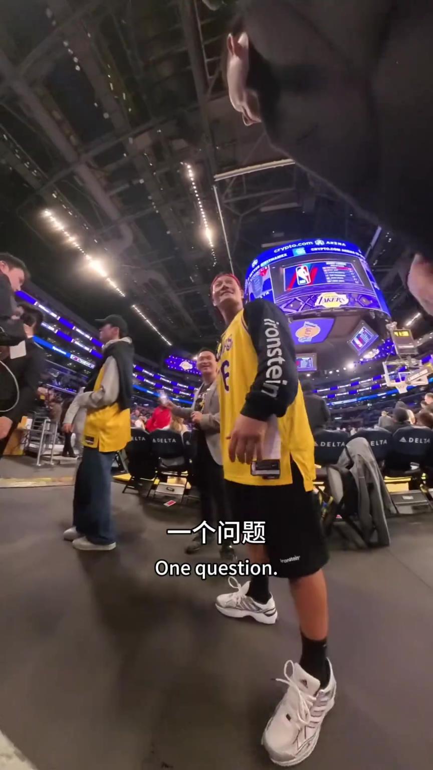 多少吧友认识的？一湖蜜在湖人主场与儿时偶像歌手金钟国对话