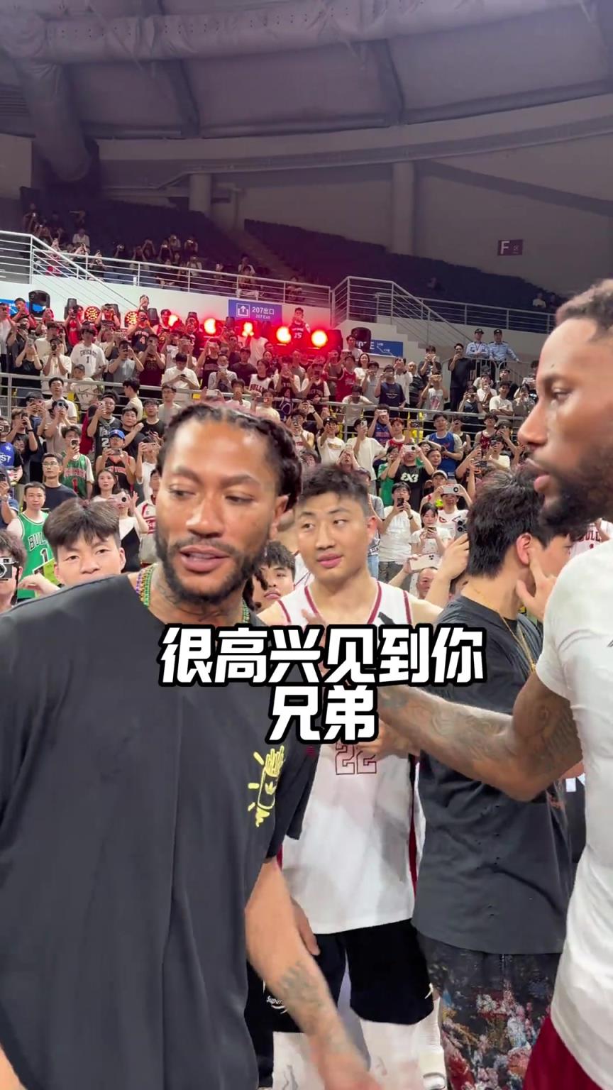 威姆斯和中国行观战街球比赛的罗斯拥抱：很高兴能在中国见到你
