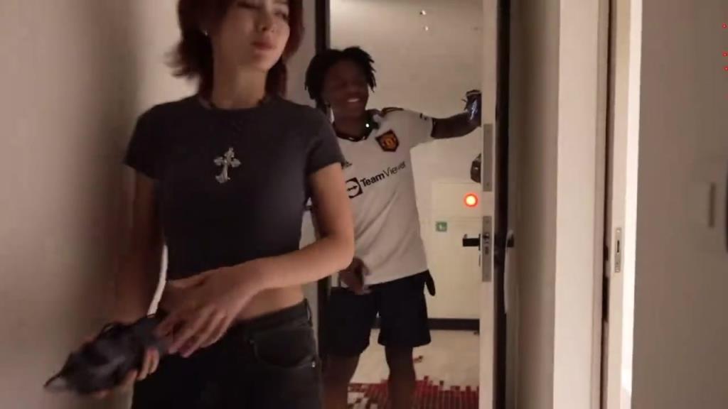 想干啥？甲亢哥把日本女友带进房间，然后匆忙下播了