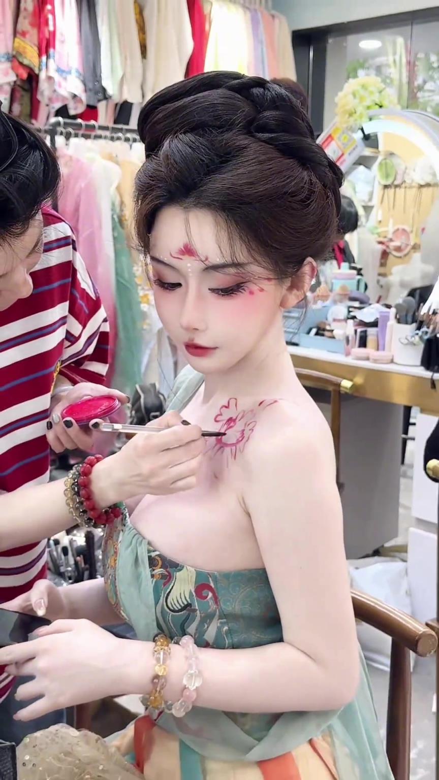 因坐老詹身后爆火的美女球迷周麟嘉，这古装装扮真绝了