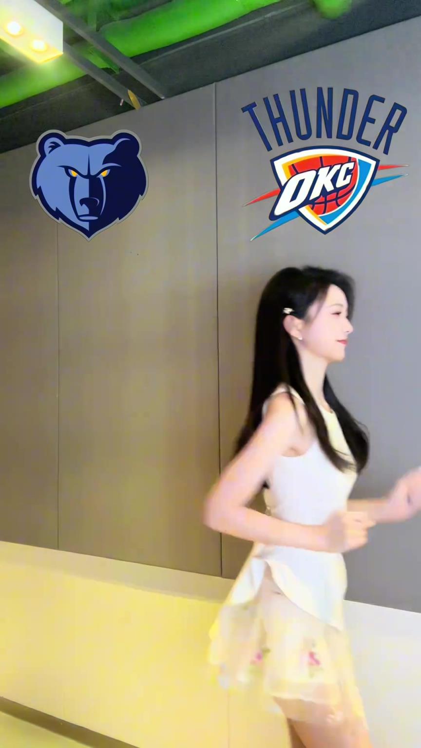 女主持辰辰预测首轮：湖人必胜，勇士击败火箭晋级~