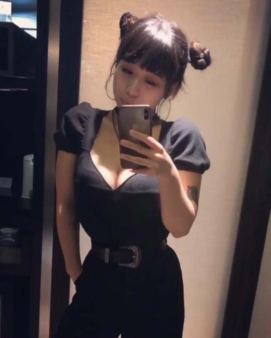 大老师这小丸子头型好可爱不过这身材是真材实料嘛~