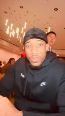 贴脸开闪光被阿赞揍了！当事人发第一视角：看看富人是如何对待穷人的