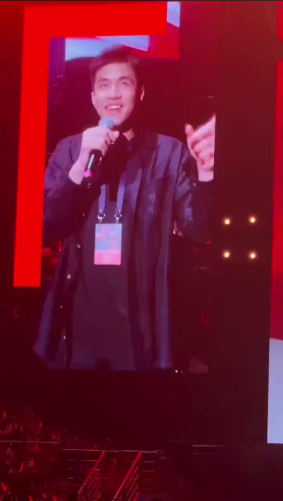 郭艾伦在王力宏演唱会上唱《爱错》 全是感情毫无技巧啊