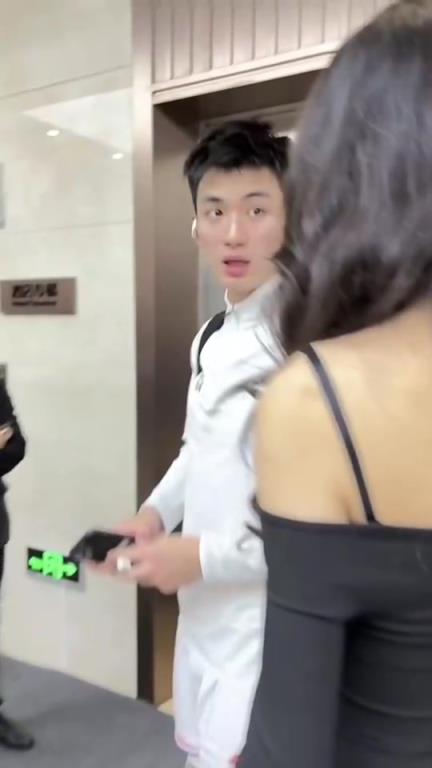 有丶好看！求拍照的小姐姐把于德豪给惊艳住了