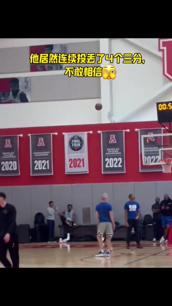 少见！库里在备战与火箭的训练中连续投丢四个三分