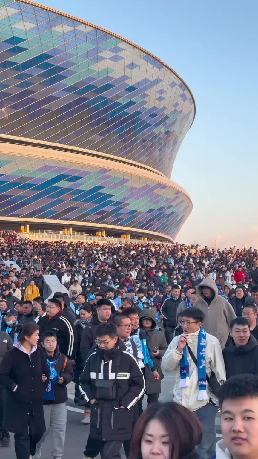 这场面！不挤不赶6万球迷有序退场，大连把“文明”写进足球DNA！