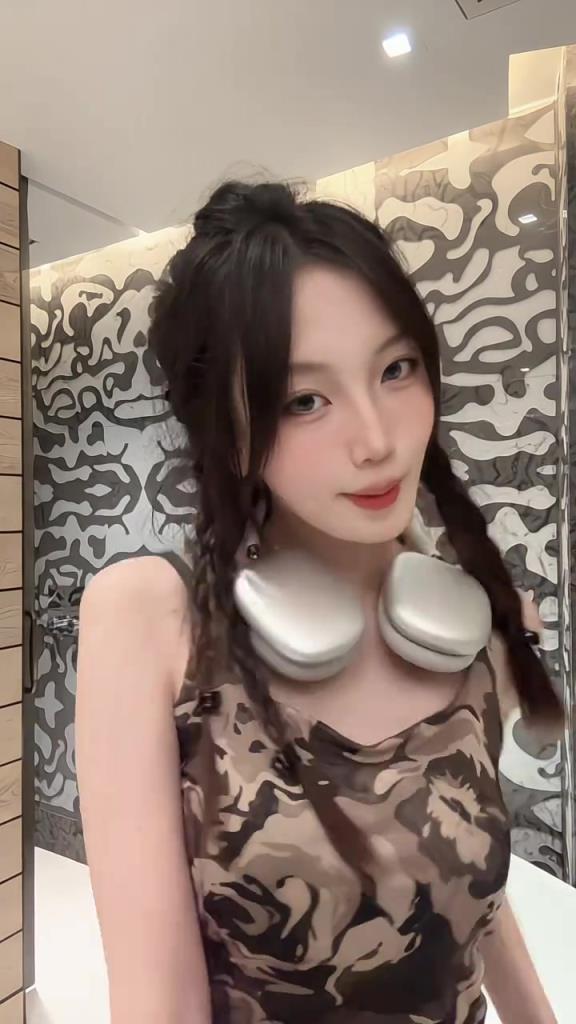 坏了依帆知道自己有姿色了，这是拜仁输球了开始放飞自我啦