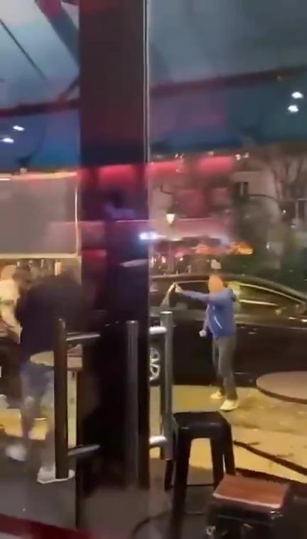 火爆！维拉球迷和巴黎球迷在街头发生大规模冲突