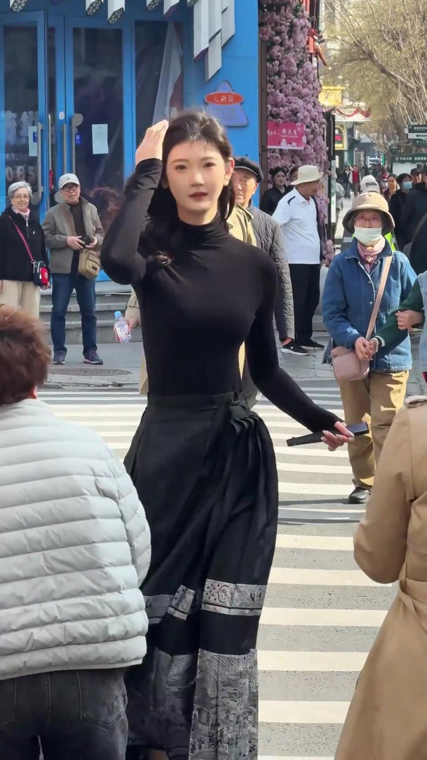 有没有打过篮球？！国内两米的小姐姐穿高跟鞋会是怎样画面？