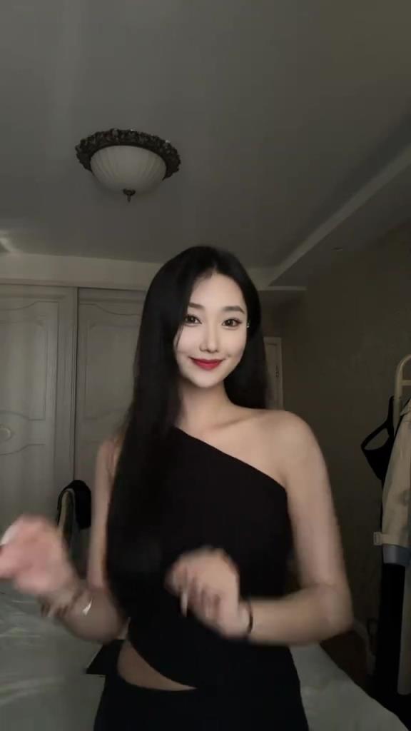 现场目睹于汉超进球，美女球迷忍不住激动大喊！