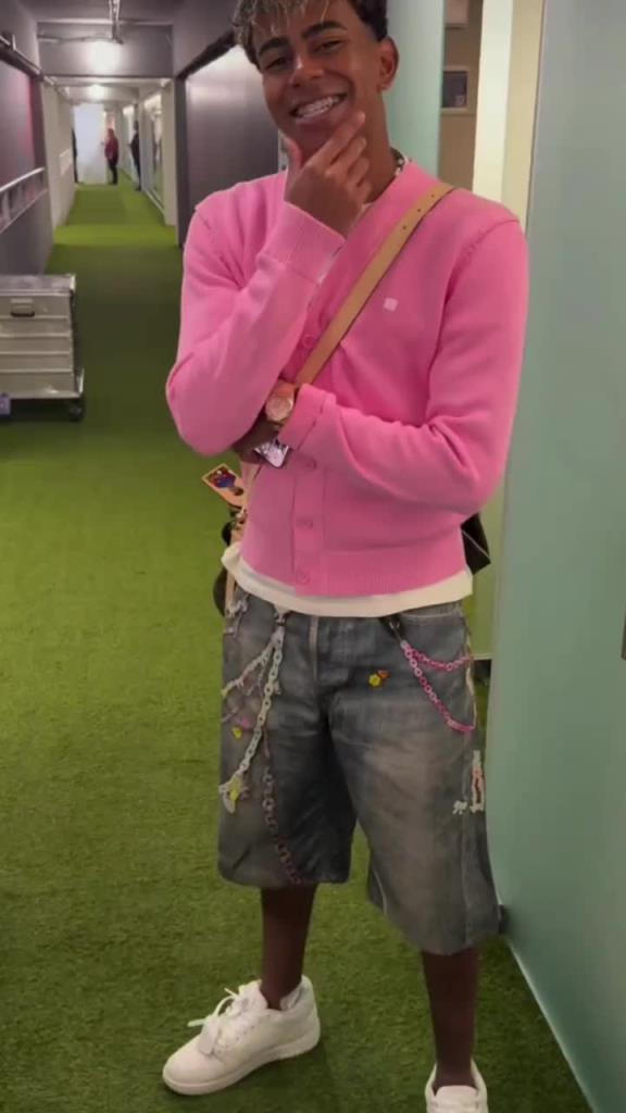 帅啊！巴萨4:0多特蒙德，亚马尔赛后的穿搭 粉色毛衣+牛仔短裤
