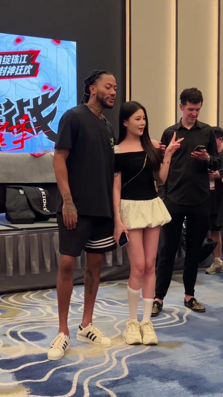 女球迷找罗斯合影，这姿色，罗斯也忍不住多聊两句