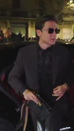真帅啊！迪巴拉穿西服戴墨镜亮相时装周，引得女粉疯狂尖叫