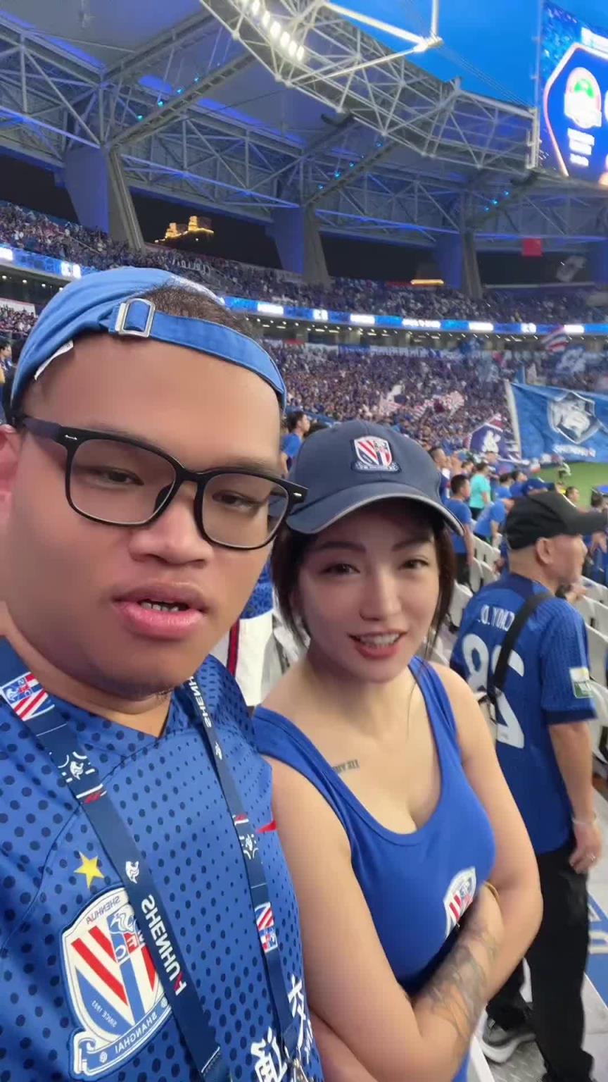 申花球迷教美女小姐姐唱助威歌