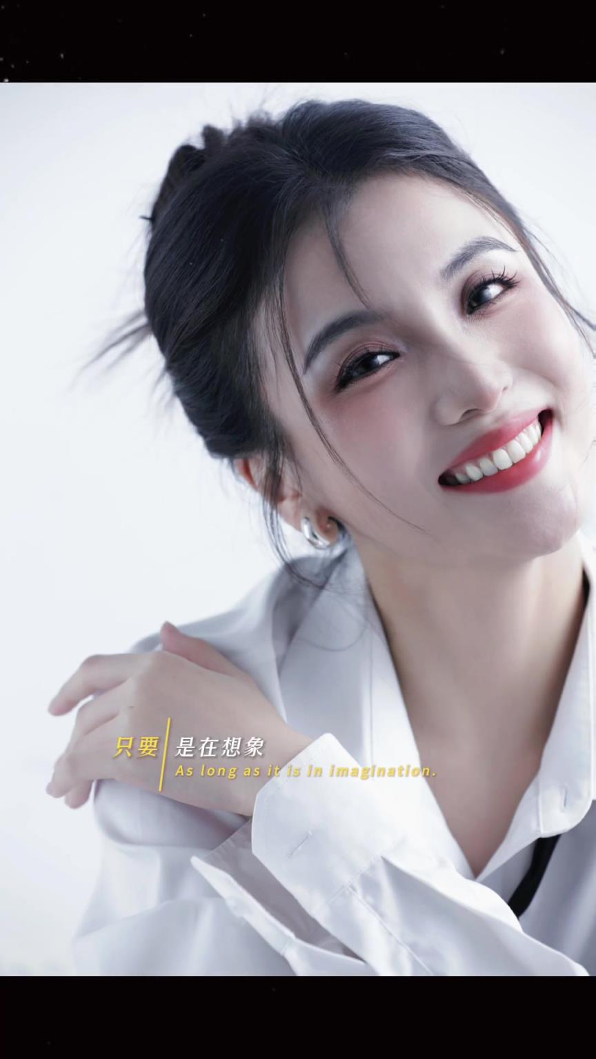 趙繼偉妻子分享黑白穿搭寫真：內(nèi)心充盈 平和自在~