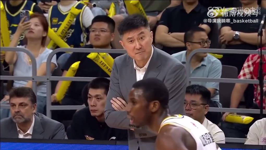 名场面诞生？迪亚洛投进三分球之后疑似遭杜锋怒骂 前者直捂耳朵