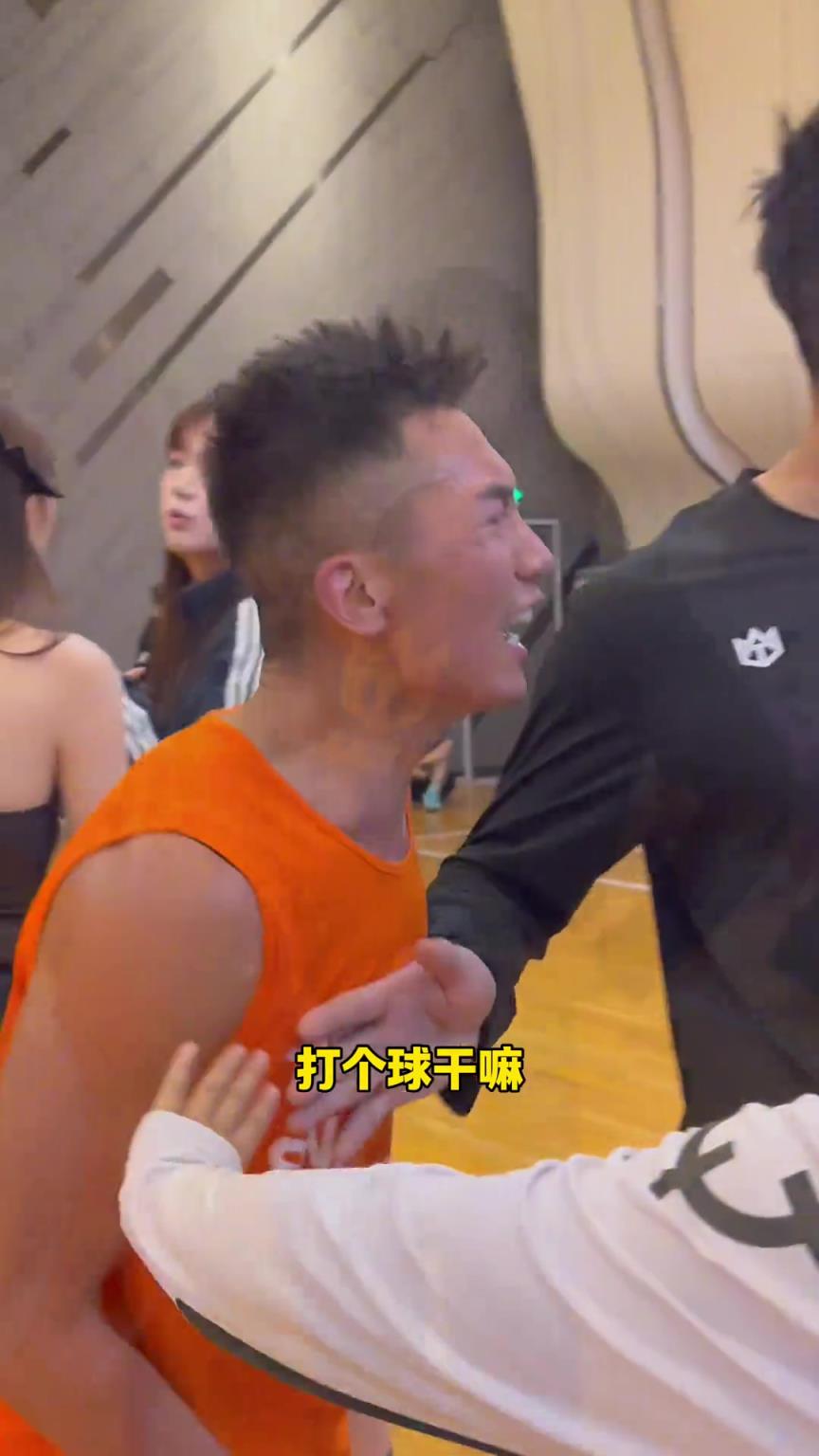 裁判小姐姐这么漂亮 这哥们输球还怪女裁判问题？输球又输人！