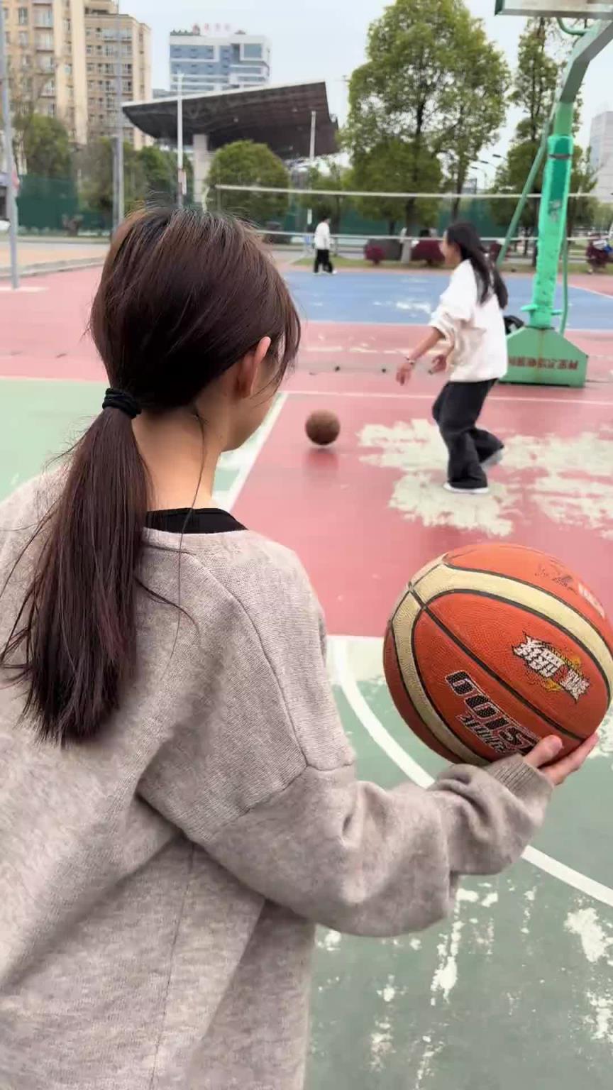 女大学生三步上篮虽然菜，但真的可爱呀