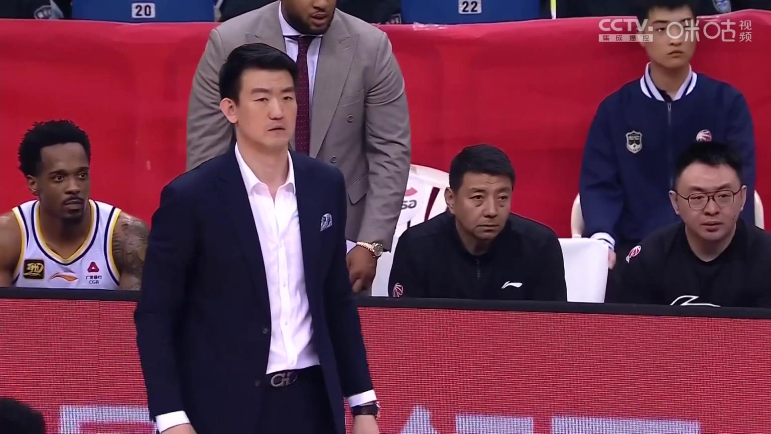 这球你怎么看？鲍威尔造朱俊龙三分犯规