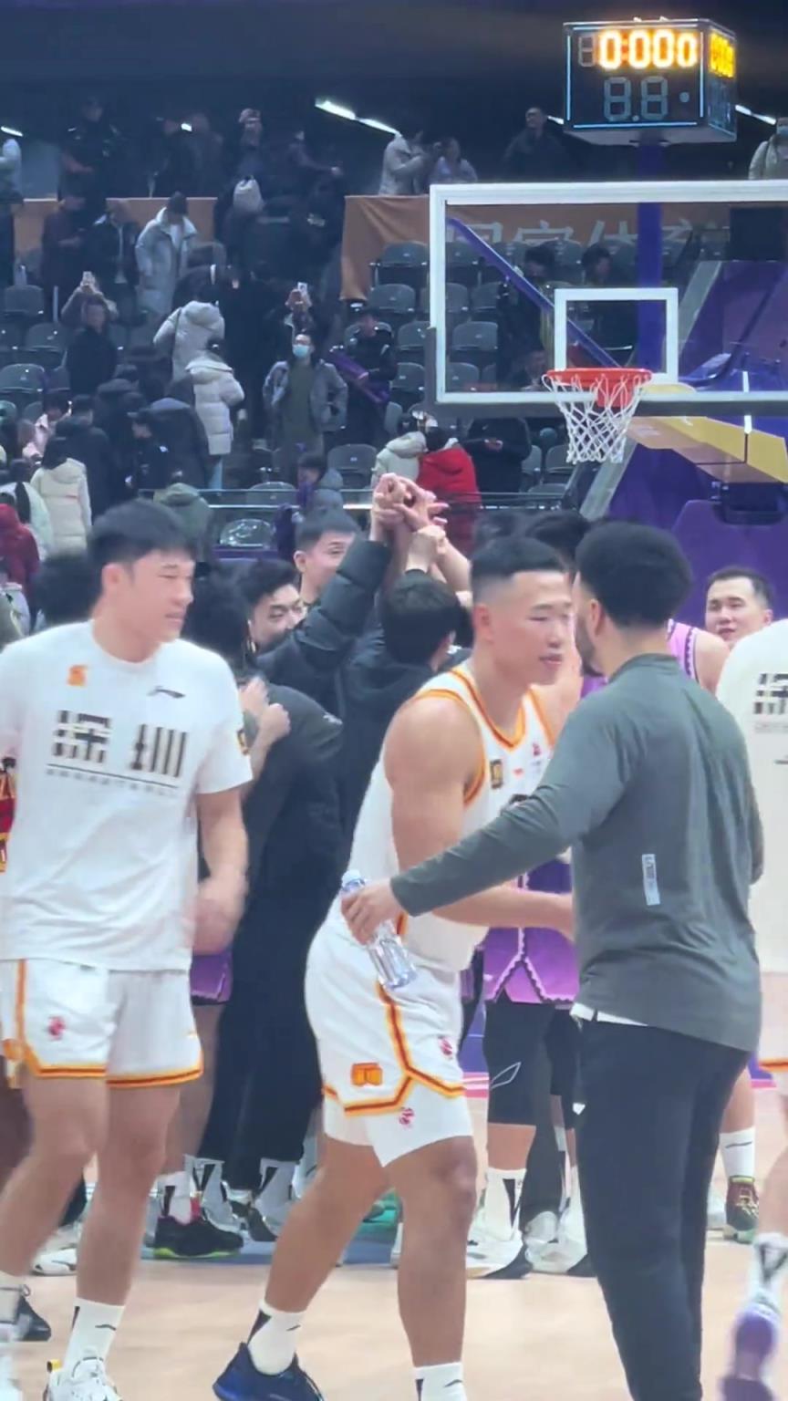 造進攻犯規(guī)讓威姆斯最后一節(jié)畢業(yè)，兩記關(guān)鍵三分，劉曉宇牛！