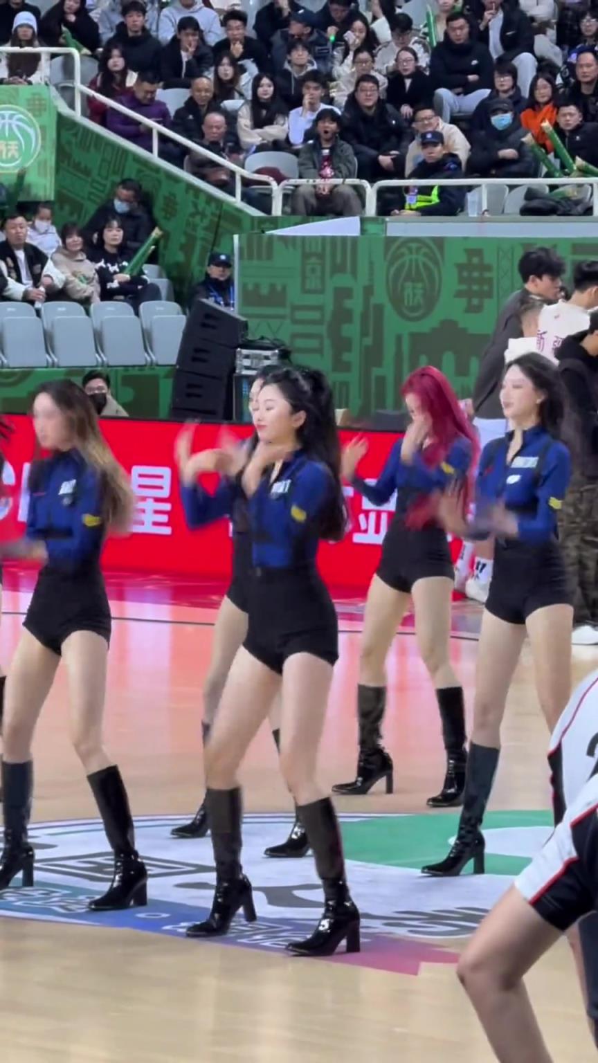 戰(zhàn)斗服大長腿，同曦拉拉隊的兔子警官真的頂