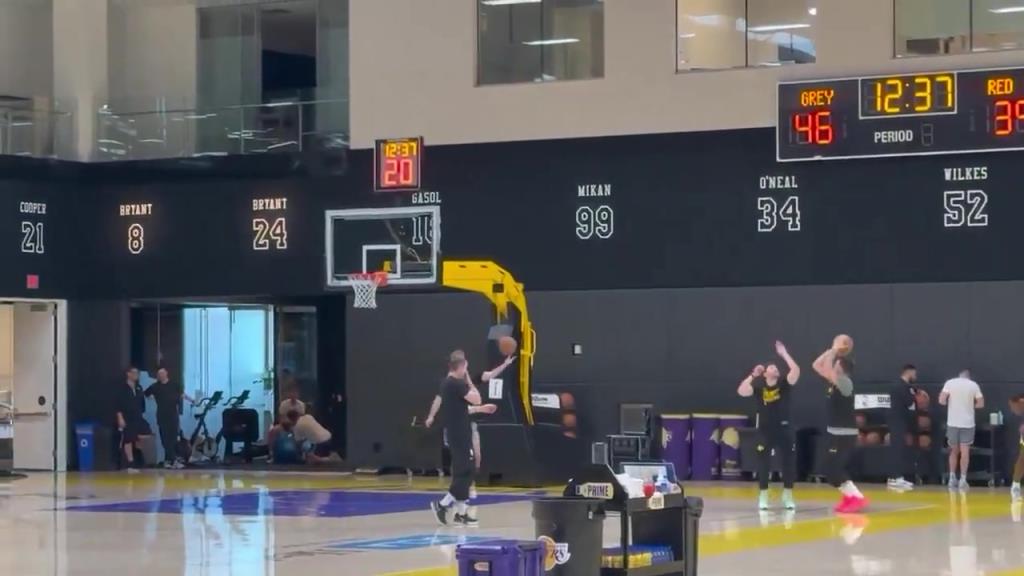 东契奇在球队训练结束后加练了底角顶投三分