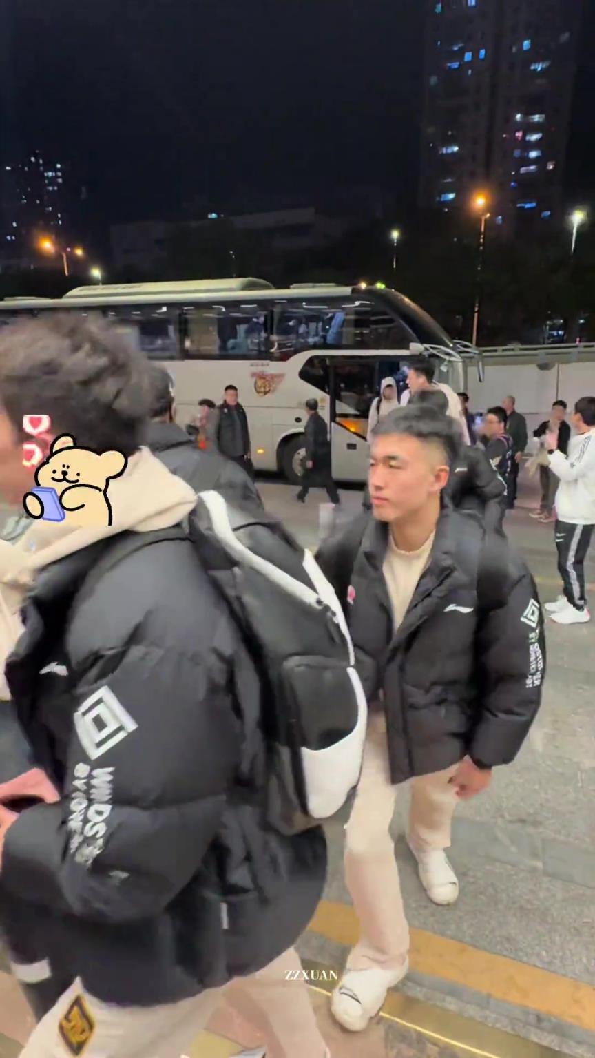 我勒个体育生一个接一个走来，拍不过来根本拍不过来 ...