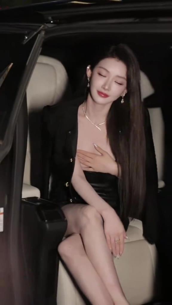 因坐在詹姆斯身后而爆紅！周麟嘉身著黑色包臀裙，捂胸拍攝寫真