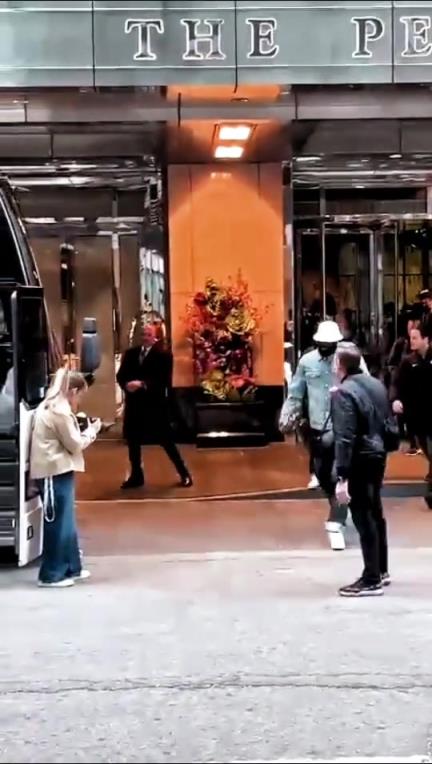 闻名不如一见！詹姆斯从酒店上大巴，围观人都喊疯了