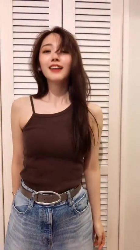 铃木爱理小蛮腰真会扭！田中碧随利兹联升超，英超太太团+1