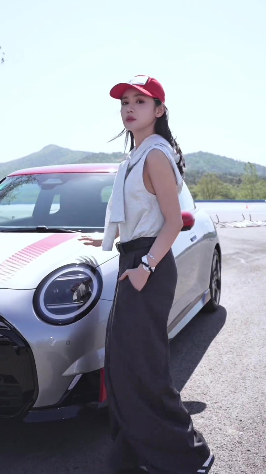 美娜休闲风穿搭 网友热评：总感觉缺少点什么